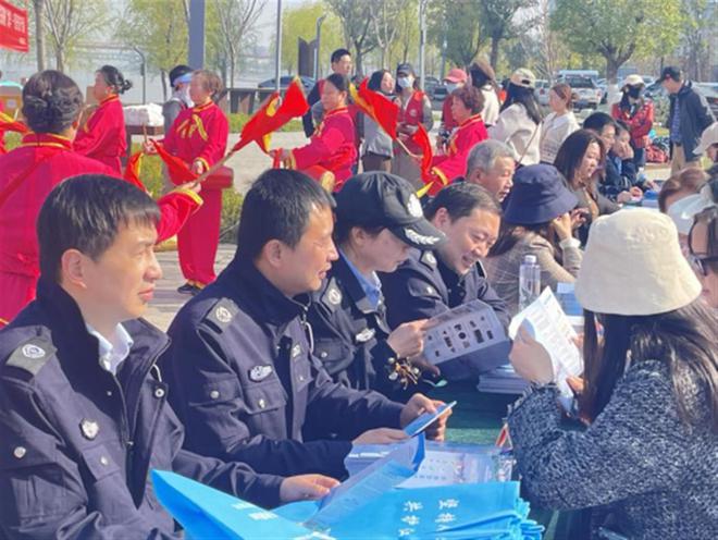 “世界水日”活动现场开来了法律服务“大篷车”(图1)